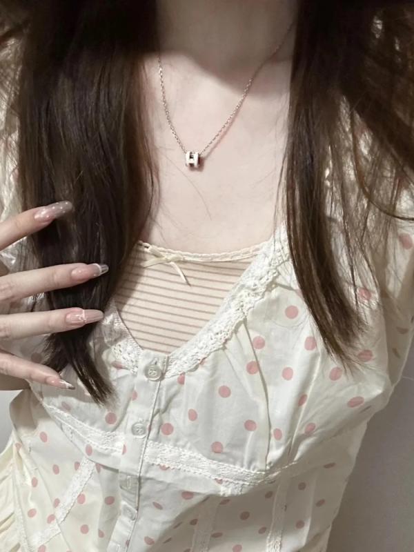 シャツ レディース 半袖 Vネック 水玉模様 ポリエステル 粘着繊維 重ね着 パフスリーブ トップス 短め丈 ピンク系 ドット柄 春夏