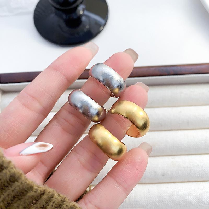 ピアス レディース C型 幾何学模様 ゴールド シルバー 電気メッキ加工 トレンド アクセサリー