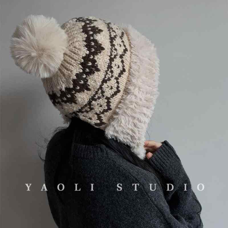 Knit Hat - ニット帽 レディース 秋冬 大判 フェアアイル柄 ボンボン 紐付き 耳当て 帽子 厚手 防寒 保温 ウール混 大頭 ケーブル編み 小顔効果 かわいい カフェ色 ブラック ベージュ カーキ