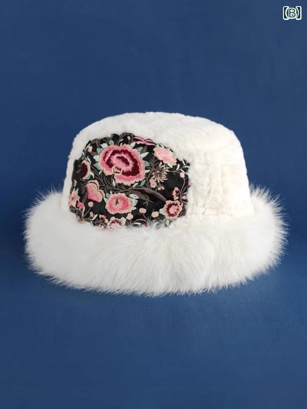 帽子 レディース 秋冬 厚手 防寒 保温 耳あて付き 刺繍 花柄 小顔効果 黒 白 アクリル エスニック