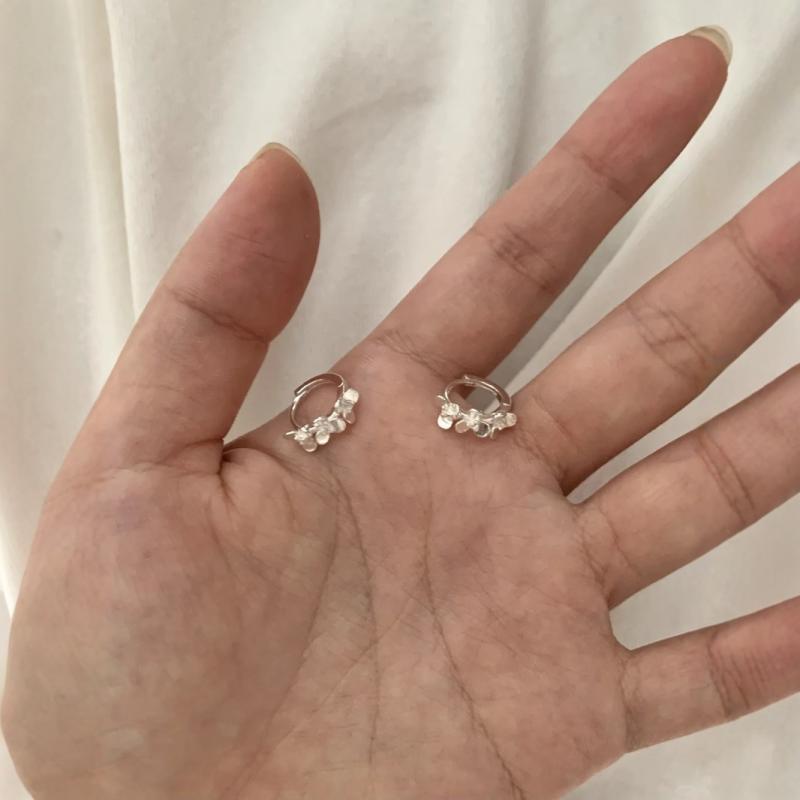 ピアス レディース 小さめ シルバー925 山茶花 フラワー モチーフ S999 電気メッキ加工 アレルギー対応 スタッドピアス 花 上品 かわいい おしゃれ 大人女子 女性 彼女 妻 誕生日 記念日 プレゼント ギフト(4.0)