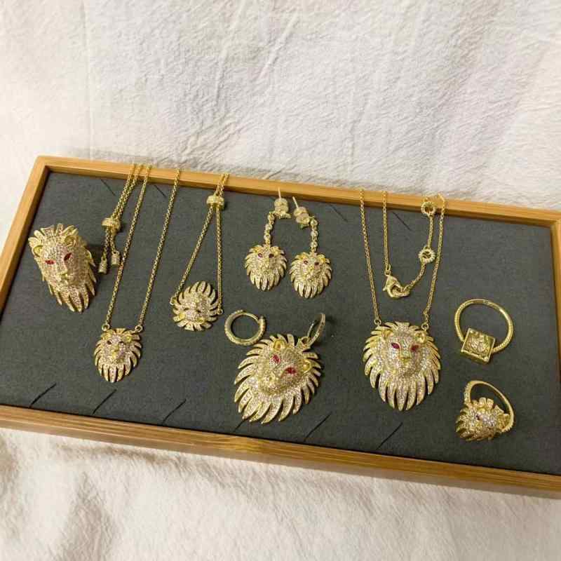 ピアス 男女兼用 金色ライオンモチーフ アシンメトリー 電気メッキ加工 指輪 ブレスレット 動物モチーフ 獅子 アニマルモチーフ