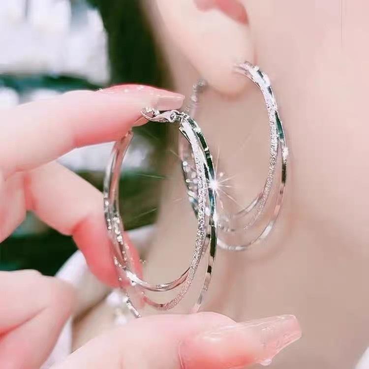 Amber （Amber） - イヤリング レディース 三連 小ぶり デザイン 電気メッキ加工 ゴールド シルバー オフィス パーティー ギフト