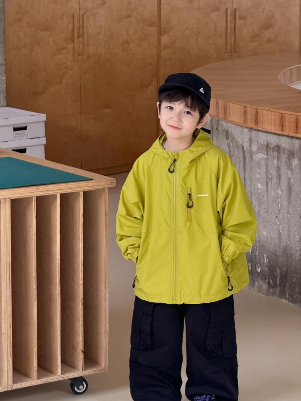 子供服 アウター 男の子 フード付き ジャケット 春物 撥水 防風 90cm 100cm 110cm 120cm 130cm 140cm 150cm ボーイズ キッズ 幼児 幼稚園 小学生 通園 通学 お出かけ カジュアル スポーティー 黒 黄緑