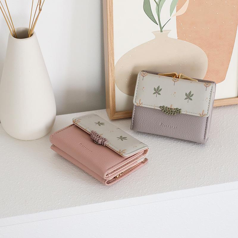 ・素材: PU・スタイル: スイート・柄: 無地・カラー: ブラック, ピンク, グリーン, ブルー, ブラウン, グレー・機能: 耐摩耗, 拡張・財布の折りたたみ数: 三つ折り・流行の要素: ステッチ・裏地の質感: ポリエステル・適用シーン: デイリー