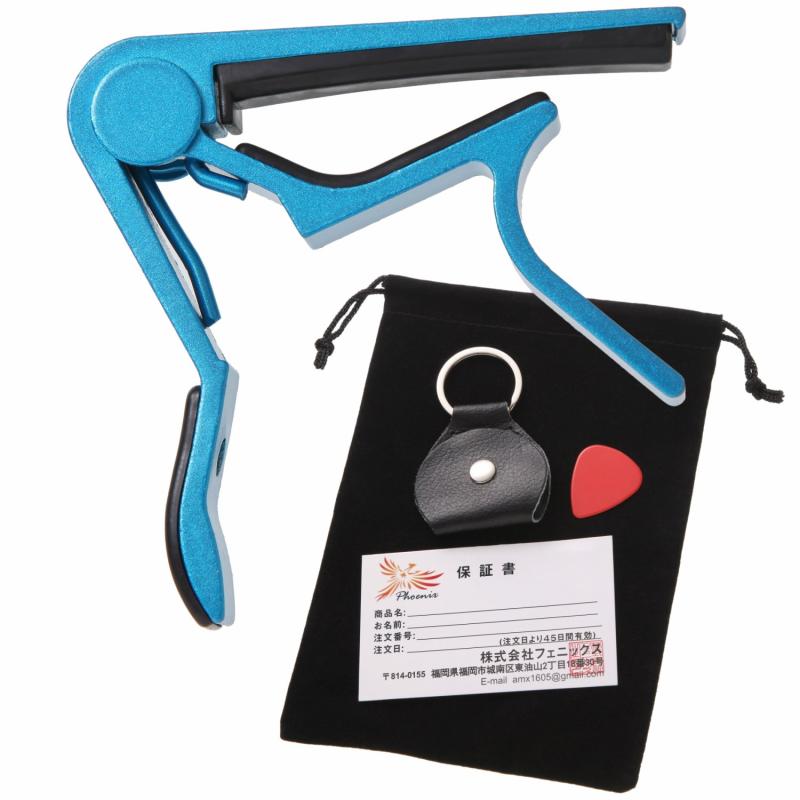 Phoenix ワンタッチ ギターカポタスト【type R】巾着袋／ピック／ピックケース／メーカー書4点付き_【Amazonベストセラー1位】カポタストを専門に取り扱う当店が、あなたの素晴らしいプレイのためにおススメしたい一品がこちらです小物だからと言って、あなたはカポタストを”なんとなく”で選んでしまっていませんか？当製品は簡単に脱着ができ、それでいて強力なグリップ力を発揮する、初心者から上級者の方にまで大満足頂ける自慢のカポタストです。ぜひ一度手に取り、使い心地を確かめてみて下さい。_【簡単着脱】本体をネックに挟むだけで、簡単に装着できます。ここぞという時に使うカポタストですが、付けるのに手間取ると恥ずかしいモノです。あなたも一度はご経験があるのではないでしょうか？さらにこのせいで、その後の演奏に集中できなくなる可能性すらあるので、ワンタッチで脱着できるのは非常にありがたいですよね。また、使わない間はヘッドの先へ挟んでおけば、ライブ中でも一切のストレス無くスムーズな切り替えが可能です。_【強力ホールド】強力なバネで弦をしっかりと押さえ付けます。カポタスト選びでありがちな失敗は、全ての弦が正しくホールドされず、本来の音が出ないことです。これは演奏を台無しにしてしまう、致命的な欠陥ですよね。しかし当製品は、内蔵の強力なバネが細い1弦まで確実に押さえ、洗練された音色を響かせることをお約束します。また、指板面・ネック面にはシリコンを使用しているので、あなたの大切なギターを傷付けることがありません。_【オールラウンドカポ】指板面の長さを約57mmも確保しているので、エレキギターはもちろん、アコースティックギターやクラシックギターにもお使い頂けます。複数の種類のギターをお持ちの方だと、それに合わせて小物も多くなりやすく、管理が面倒ですよね。そこでこちらの商品では、そんなあなたの手間を少しでも減らすべく、幅広く対応可能な使い勝手の良さを実現しています。もうカポタストはコレ一つでOKと、自信を持っておススメします。_【＆付属品】45日間と付属品も初期不良や故障の際は、お気軽にお問い合わせ下さい。また、当製品を入れるなどの用途に使える巾着袋に加え、プレイの際に欠かせないピックとピックケースもお付け致します。どれも重宝して頂けると思いますよ(ピックは1枚、色はランダムとなります)