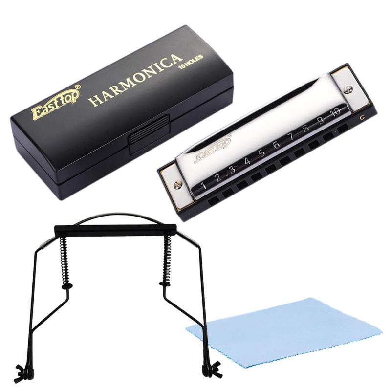 nullie ハーモニカ 10ホール 弾き語りセット ハーモニカホルダー すぐに始められる4点セットすぐに練習を始められるハーモニカセット：届いたらすぐハーモニカの練習を始めることができるように、ハーモニカ本体とハーモニカホルダー、収納ケース、クロスの4点を合わせたお得なセットをご用意しました。C調10ホール仕様のハーモニカ：こちらのハーモニカは、C調10ホール仕様となっており、明るく柔らかいサウンドを奏でることが出来ます。また、マウスピース部分は口にぴったりフィットする設計となっておりますので、演奏もしやすいといえるでしょう。このハーモニカを吹けば、気持ちも前向きになるに違いありません。持ち運びも保管もしやすい収納ケース付属：収納ケースがセットになっておりますので、ハーモニカを持ち運びたい場合に便利です。また、ハーモニカを弾いた後、ホコリを防ぐために保管用ケースとして活用することもできます。弾き語りスタイルで演奏できる：ハーモニカホルダーを利用することでアーティストがハーモニカを吹くようなスタイルでギターを演奏できます。単にハーモニカを演奏するのではなく、弾き語りに挑戦してみたい方にもおすすめです。セット内容：4点セット　ハーモニカ（ホールの数：10　キー：C調　サイズ：約10.5×2.8×2.3cm）、ハーモニカホルダー（素材：鉄）、収納ケース、クロス　モニターの環境等により、色の見え方に若干差が生じる場合がございます。