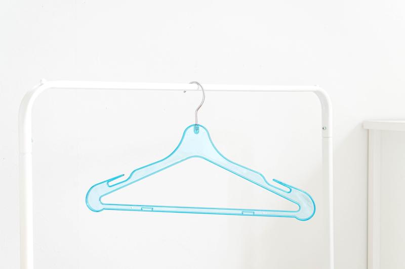 SC200WK プラスチック クリアブルー ハンガー 10本組 軽量 シンプル 使い勝手がいい クローゼット整理 回転フック 肩紐 スラックスバー付き パンツ ズボン kakeruyaが する安価タイプです。
