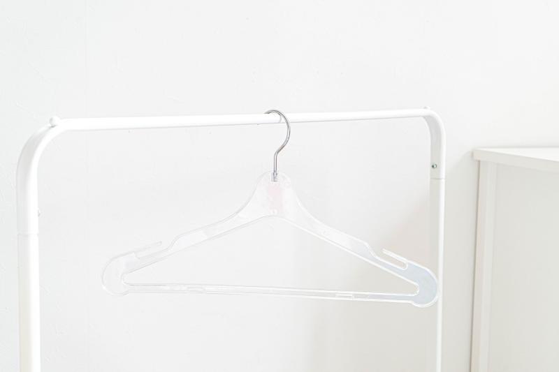 SC200WK/プラスチック/クリアハンガー/10本組/軽量/シンプル/使い勝手がいい/クローゼット整理に/回転フック/肩紐/スラックスバー付き/パンツ/ズボン/kakeruyaが する安価タイプです。