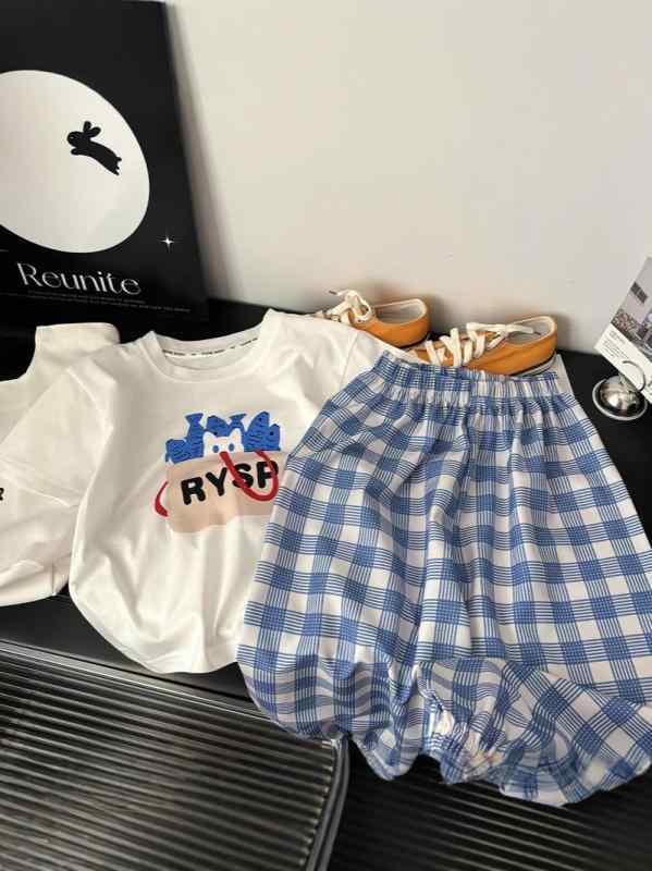 ・スタイル: 韩版・セットタイプ: パンツセット・セット内容: 服・対象年齢: 中小童 (3~8歳, 100~140cm)・シーズン: 夏季・袖丈: 半袖・フード: なし・パンツ丈: 短パン・生地加工: 柔らか обработка・厚さ: 薄手・柄: 動物, 格子・実写画像: モデルなし・素材: 綿・主な素材: 綿・主な素材の含有量: 100%・安全性レベル: A・クロージャー: プルオーバー・カテゴリー: 子供用セットアップ