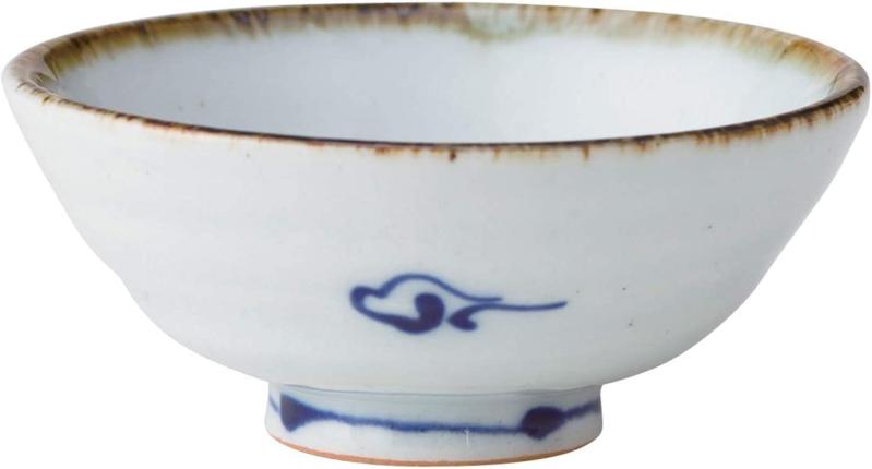 鶴は千年亀は万年というようにおめでたい長寿の象徴である鶴が描かれた 平盃 直径7.5cm 容量50ml 縁起のいい柄の平盃はお祝いの席で大活躍 敬老の日や還暦祝いの贈り物にもぴったり 波佐見