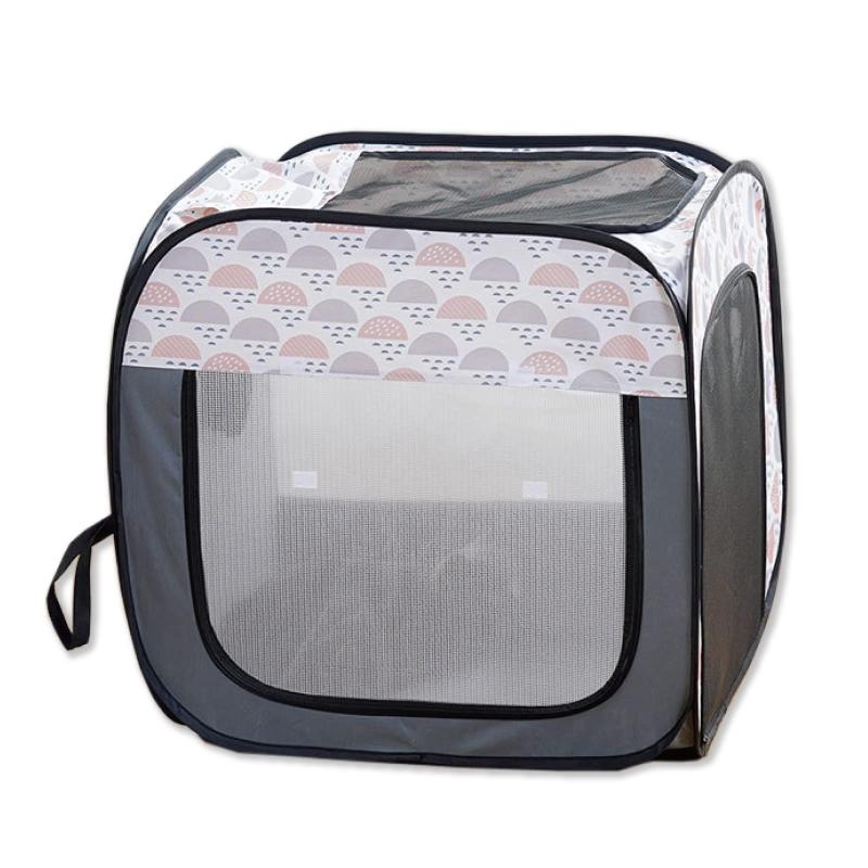 PeLo ペット乾燥ボックス 犬 猫 ドライヤー【ペットのお風呂上りに 【ドライヤーを固定しての使用が可能】 ドライヤーボックス ドライヤーハウス 折りたたみ愛犬・愛猫用のお風呂上り便利グッズお風呂上りに濡れたまま逃げ出そうとしたり暴れたり、身震いをして水滴を飛ばしてしまうなどで、タオルドライもドライヤーも本当に大変…と感じている飼い主の皆様におすすめのアイテムです【ドライヤーが固定可能】ドライヤーの差込口を天井と側面に設置挿入口にはゴムバンドがある為、ドライヤーを差し込んでから固定することができます。ゲージの中からは逃げ出す心配がないため、両手でタオルドライ等を行うことが可能両手を使うことができることから、大幅な時間短縮を見込め、愛犬・愛猫の負担軽減にも役立ちます。今まで片手でドライヤーやタオルドライを行ってきた方には特に実感して頂ける強みになっております。【正面と側面にファスナー付き】正面と側面の計2ヵ所は通気性に優れたメッシュ生地を採用。また、ファスナーを設置し、愛犬・愛猫のタオルドライのしやすさを向上とさせました側面のファスナー開閉部分にはマジックテープもあるため、丸めた状態で固定していただくことも可能です【PVC素材+折り畳み仕様】衛生的で耐水・耐久性に優れたPVC素材を採用使用後にシャワーで流して乾燥させるだけで、次回も衛生的に使用して頂くことが可能です。また、折り畳むことが可能なので、収納スペースの圧迫もしません【セット内容】商品本体　1個　【サイズ（約）】51cm×31cm×42cm（収納時）43cm×34cm