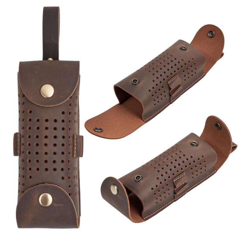 レザー製ゴルフボールポーチ（ティーホルダー付き） - 携帯性に デザインでボール3個＆ティー4本収納、ベルトクリップ付属 - 男性・女性向けゴルフアクセサリーギフト【商品サイズ】ゴルフボールポーチ1個付き（ゴルフボール・ティーは付属しません）。サイズ：5.5×2.16インチ（約14×5.5cm）。容量：ゴルフボール最大3個、ティー最大4本収納可能。【耐久性に優れ、使い込むほどに味わいが増す】トップグレイン・クレイジーホースレザーを使用。使用を重ねるほどに独特の風合いが生まれ、傷は自然に薄れ、質感が増すとともに、汚れや湿気への耐性も高まります。1年間の付きで安心してお使いいただけます。【携帯性に優れる】コンパクトな携帯性を追求した設計で、ポケットに簡単に収納可能。付属の革製キーホルダーでバッグへの取り付けも可能です。調節可能なベルトクリップ付きで、腰やゴルフバッグに固定し、ハンズフリーで安全に携帯できます。【高品質素材】手縫いの耐摩耗性クレイジーホースレザーを使用。べたつかずお手入れ簡単です。金属スナップ留めにより、素早く確実に中身を出し入れできます。【理想的な贈り物】ゴルフボール、ティー、修理ツールなどのゴルフ用品を収納する実用的でスタイリッシュな収納ソリューション。友人、家族、同僚など、ゴルフ愛好家への完璧な贈り物です。