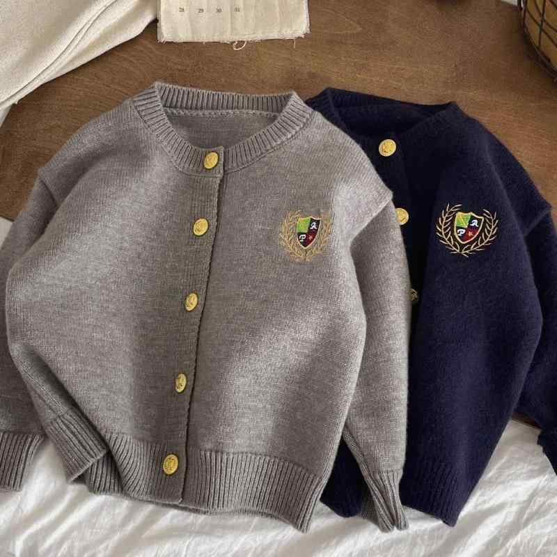 ・性別: 男女兼用・生地: 柔らかい・スタイル: シンプル・対象年齢: 中小童(3~8歳, 100~140cm)・シーズン: 冬, 春, 秋・毛糸の太さ: 普通・厚さ: 普通・袖丈: 長袖・留め具: シングルブレスト・柄: 無地・実写画像: モデルなし・要素: トレンド・生地名: 綿・主な生地の組成: ポリエステル繊維(ポリエステル) 30%以下・安全レベル: B・ネックライン: ラウンドネック・フード: なし・カラー: 紺, グレー・対象身長: 90cm, 100cm, 110cm, 120cm, 130cm, 140cm・フロント: シングルブレスト・カテゴリ: 子供用セーター