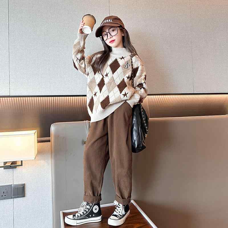 ・性別: 女・生地: 柔らかい・スタイル: 韓国・対象年齢: 中高学年(8歳以上、140cm以上)・季節: 冬・毛糸の太さ: 普通・厚さ: 裏起毛・袖丈: 長袖・留め具: プルオーバー・柄: 格子柄・実写画像: モデルあり・要素: トレンド・生地名: 化学繊維混紡・主な生地の組成: ポリエステル・主な生地の組成含有量: 30.1%・安全レベル: B類・ネックライン: ラウンドネック・帽子有無: フードなし・カラー: カーキ, カーキ（裏起毛）・対象身長: 150cm, 160cm, 170cm, 180cm・衣類の前立て: プルオーバー・製品カテゴリ: 子供用セーター