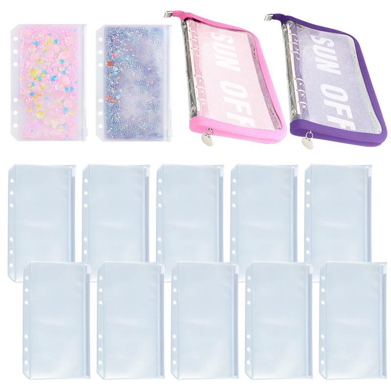 HAMILO アクスタケース アクスタポーチ クリアポケット スパンコールポケット付属 2色セットスパンコール付きのポケットで推しを輝かせる：付属のスパンコール入りポケットをアクスタケースの1枚目にセットすることで、収納した推しグッズの隙間からさりげなくキラキラと輝く背景を作ることができます。推しをより一層輝かせることができます。オタ活が捗るケース：アクリルキーホルダーやアクリルスタンド、チェキなど、推しグッズを綺麗に保つことができるケースです。A6クリアポケット10枚とA6スパンコールポケット2色が付属しています。しっかり収納できるA6サイズ：少し大きめのA6サイズで、推しグッズをしっかりと収納することができます。縦長のアクリルスタンドやキーホルダーといった大きめのグッズも収納することができ、いつでも推しと一緒に過ごすことができます。ファスナー付きで落とす心配がない：ファスナー付きのケースですので、推しのグッズを大切に保管することができます。持ち歩いている際に中身が落ちてしまう心配もなく、出し入れもしやすいです。2色セットなので、用途に合わせて使い分けも可能です。セット内容：2色セット　カラー：バープル、ピンク　サイズ：A6　材質：PVC　付属品：A6クリアポケット10枚（サイズ：約18×10.4cm）、A6スパンコールポケット×2色（サイズ：約17×11cm　カラー：パープル、ピンク）　モニターの環境等により色の見え方に若干差が生じる場合がございます。