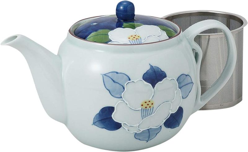 山茶花の花が手描きされた淡い水色の 軽量 ティーポット 直径12cm 容量725ml 目の細かなスーパーステンレス茶こしつき 微細メッシュの頑丈茶こし どんな茶葉でも使える 波佐見焼 日本製 エ