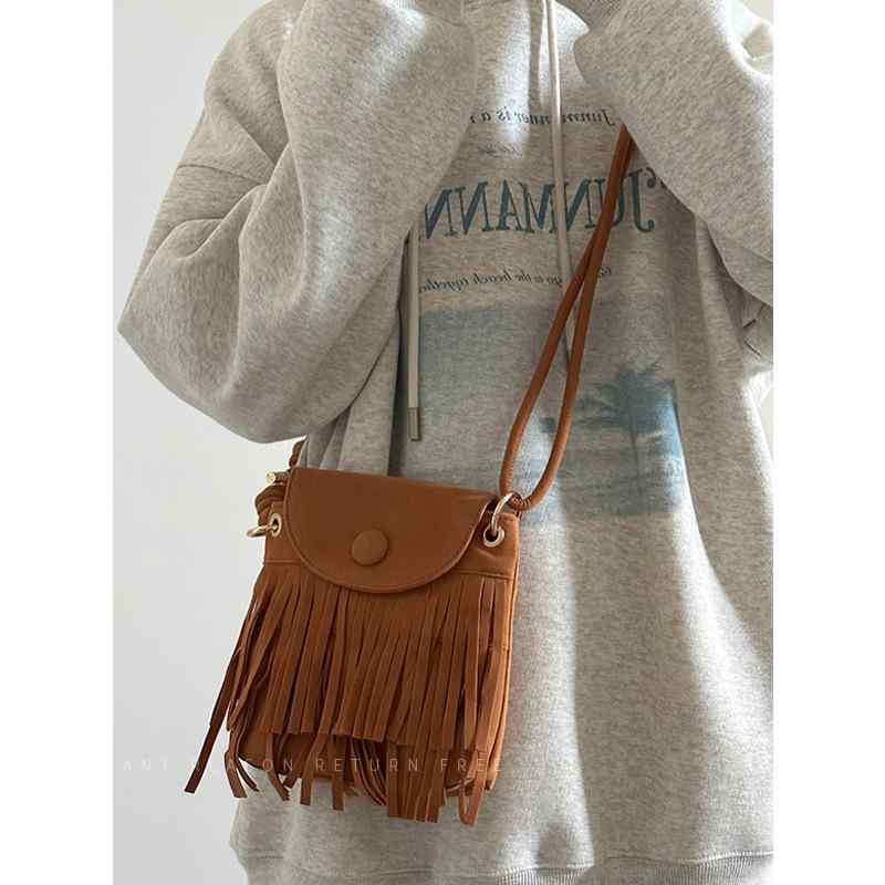 馬鞍 バッグ レディース スエード フリンジ 斜めがけ 通勤 携帯 ブラウン トートバッグ 大判 無地 ポリエステル ソフト 横型 ジッパーポケット インナーポケット