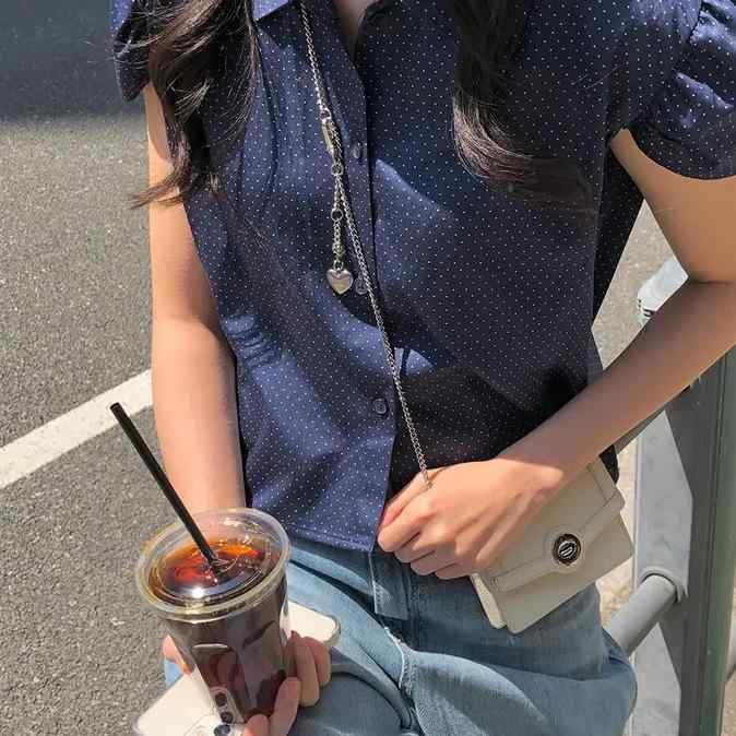 乐天商城 - レディース シャツ トップス 韓国風 学院風 ヒョウ柄 ポルカドット 切り替え 泡泡袖 短袖 翻領 修身 ブラック ブルー 春夏 快適 軽量 吸湿速乾 ポリエステル 再生繊維 セットオン シルク加工 シルエット かわいい 復古 百搭 普段使い 通勤 部屋