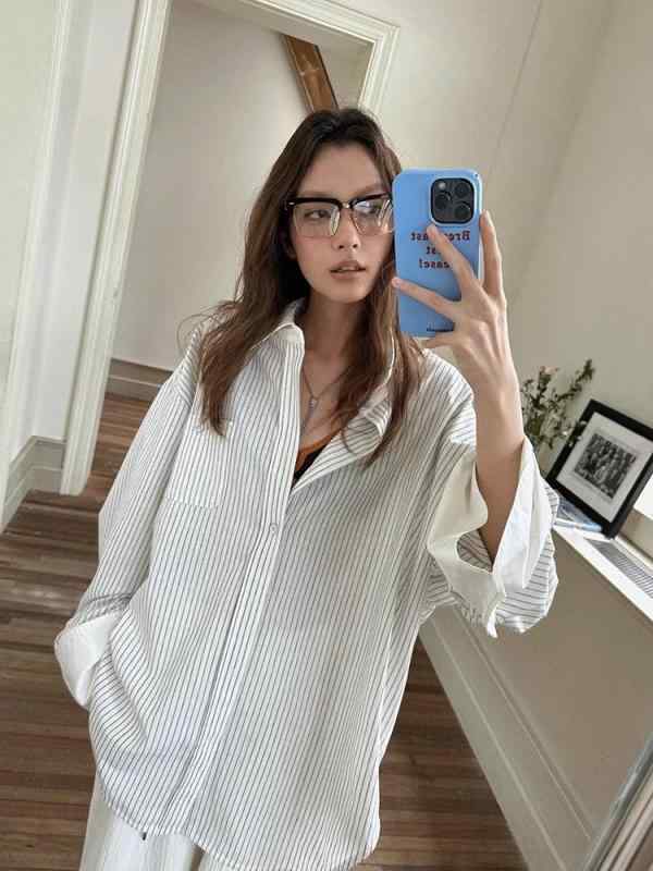 レディース シャツ トップス 長袖 白 縦ストライプ ワイドスリーブ 切り替え デザイン ポロカラー ゆったりシルエット 免燻加工 日韓カジュアル ラフスタイル 春夏 軽量 吸湿速乾 普段使い 通勤対応 綿混 再生繊維 ビッグシルエット Vネック風 ブラ