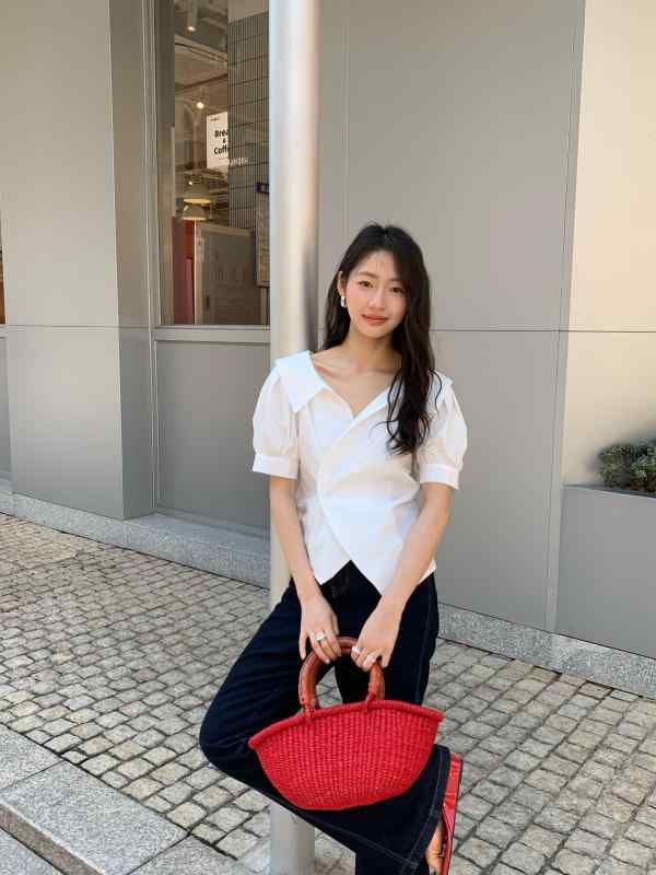 シャツ 女性用 フレンチスタイル 気質 ラペル デザイン 不規則 斜めボタン ウエストシェイプ スリム トップス 綿素材 短袖 泡泡袖 切り替え 短丈 修身 スリムフィット 条紋柄 ブルー 米白 春夏 日韓カジュアル シングルブレスト 吸湿速乾 軽量 通