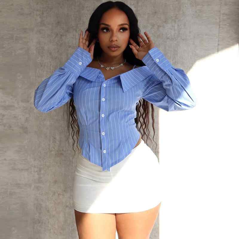Blouses - レディース トップス 肩出し シャツ ワイド 襟 長袖 ブラウス 切り替え デザイン 修身 シルエット ウエスト シェイプ 伸縮性 素材 ポリエステル 混紡 ストライプ 柄 ボタン ディテール ゴシック 風 ストリート スタイル 気質 優雅 ブルー カラ