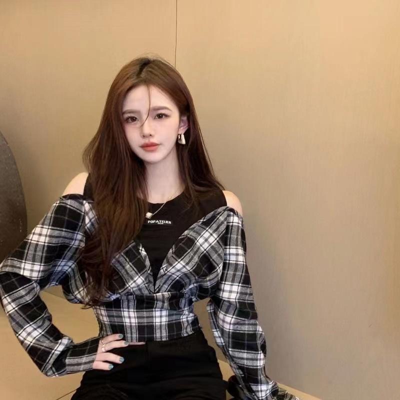 シャツ レディース 春秋 切り替え クルーネック フェイクレイヤード 長袖 チェック柄 ショート丈 スリム フィット 辣妹 プリント 文字 トップス・カテゴリ: Tシャツ・スタイル: 韓国風カジュアル・素材: ポリエステル70-80%・柄: ストライプ、チェック・袖丈: 長袖・加工: 切替・シルエット: スリムフィット・着丈: ショート丈（40-50cm）・ネックライン: クルーネック・袖タイプ: レギュラー・流行要素: バイカラー・カラー: ブラック・サイズ: S、M、L、XL、XXL・テイスト: ストリート
