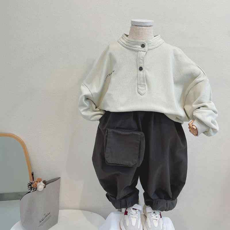 男の子 子供服 セット トップス 長袖Tシャツ 立襟 長ズボン テーパードパンツ 工装パンツ コットン 綿素材 柔軟 防紫外線 春秋 ミッドシーズン 純色 無地 米白 アイボリー カジュアル 普段使い 長袖 立体ポケット 潮風 スタイリッシュ 男児 中小