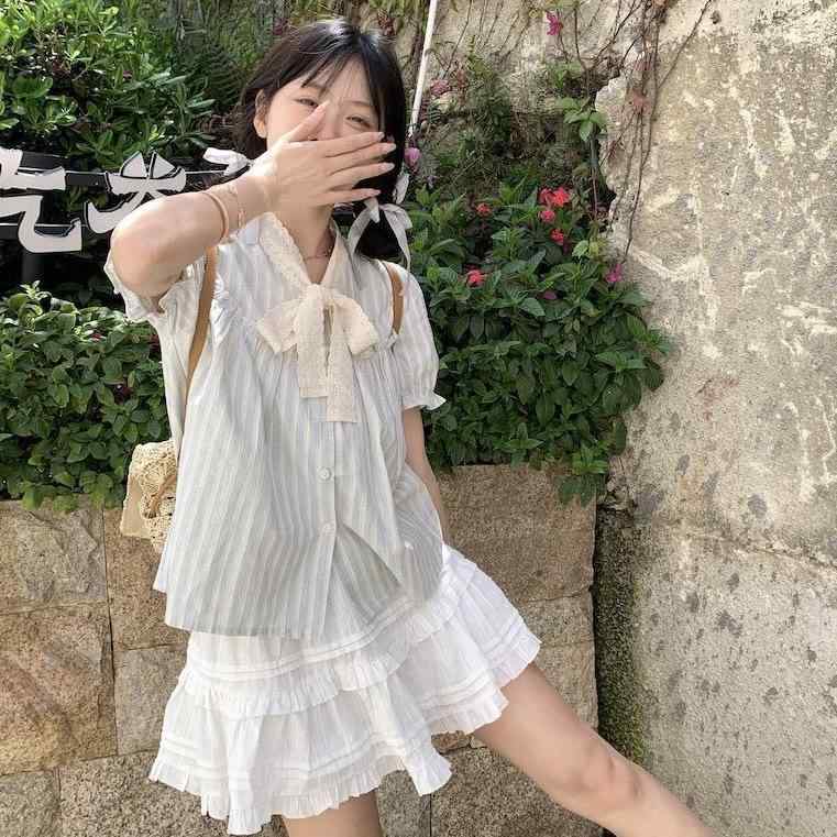 乐天商城 - レディース 短袖 シャツ 蝶結び 花辺 デザイン ストライプ トップス 春夏 涤綸 ポリエステル 素材 セットアップ タイプ スタンドカラー 普通丈 気質 通勤 スタイル 快適 休闲 甘め 優しい 風 ブルー 系 カラーリング 吸湿速乾 機能 軽量 伸縮