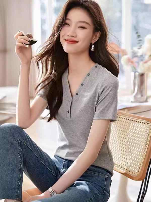 乐天商城 - Tシャツ 女性用 春夏 Vネック 修身 トップス 短袖 綿 ポリエステル 接触冷感 切り替え デザイン ボタン 付け 気質 通勤 スタイル 軽量 伸縮性 吸湿速乾 浅花灰 ピンク系 アイボリー ビッグシルエット ハイウエスト かわいい 普段使い 部屋着