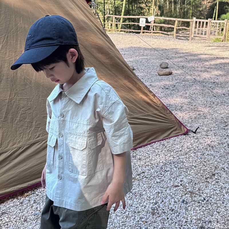 ・カテゴリ: 童用シャツ・スタイル: 韓国風・ネックライン: スタンドカラー・主な素材: 綿100%・袖丈: 短袖・柄: 無地・カラー展開: ブラック、ベージュ・サイズ展開: 90、100、110、120、130、140