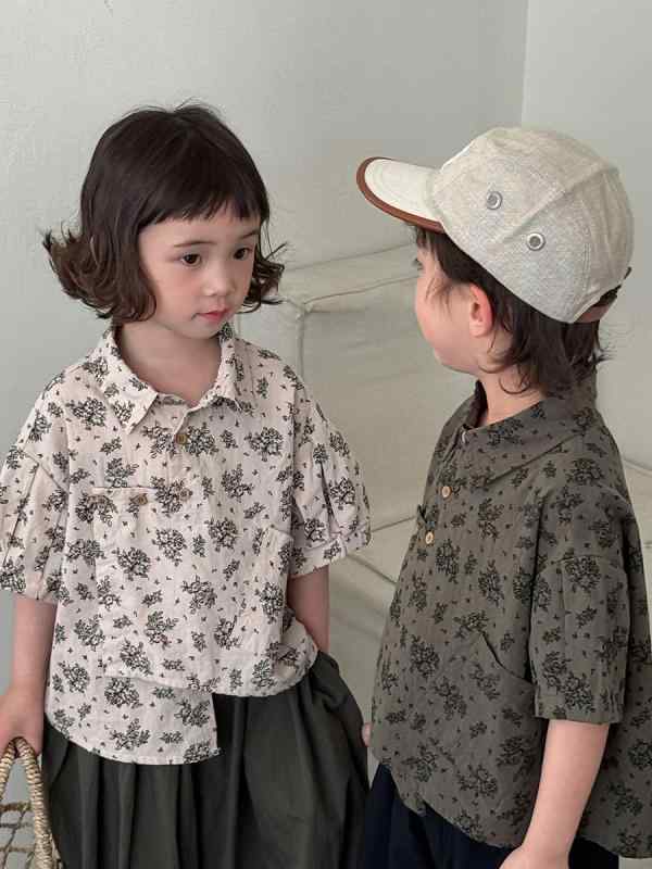 子供 服 キッズ トップス 男女兼用 春夏 短袖 フラワー柄 コットン 綿 柔らかい 生地 灰緑 ベージュ 3-8歳 100-140cm 田園 スタイル 森系 復古 開襟 シャツ カーディガン 日常 遊び着 軽量 通気性 吸湿 速乾 かわいい 花柄 プリ