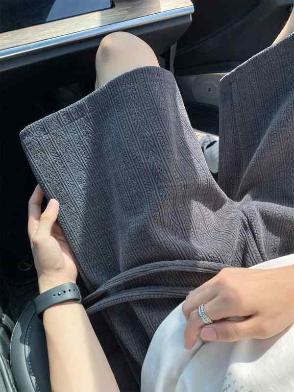 ショートパンツ メンズ 五分丈 麦穂柄 ジャガード織り パンツ 5分丈 ボトムス カジュアル ゆったり 大きいサイズ 通気性 ストリート系 オールシーズン・スタイル: 港風・カテゴリ: カジュアルパンツ・パンツシルエット: ルーズ・パンツ丈: 五分丈・腰回り: ミッドライズ・ベルト: あり・厚さ: 普通・柄: 無地・対象: 大きいサイズ・素材: 化学繊維混紡・主素材: ポリエステル・混率: ポリエステル100%・シーン: デイリー・裾の仕様: ストレート・加工: ジャカード・伸縮性: 微ストレッチ・カラー展開: グレー、ブラック、アプリコット・サイズ展開: M, L, XL, XXL, XXXL・機能: ノーアイロン・対象年齢: 大人・対象性別: 男性