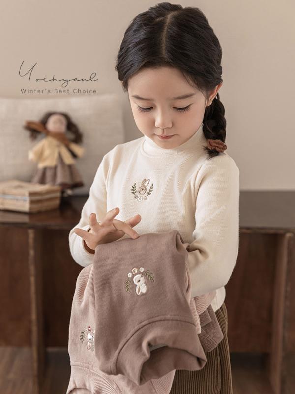 ・カテゴリ: 童Tシャツ・スタイル: カジュアル・主な素材: 綿95%・袖丈: 長袖・柄: 無地・カラー展開: 咖色、米色、粉色・サイズ展開: 80、90、100、110、120、130、140・ネックライン: 高領・機能: 保暖