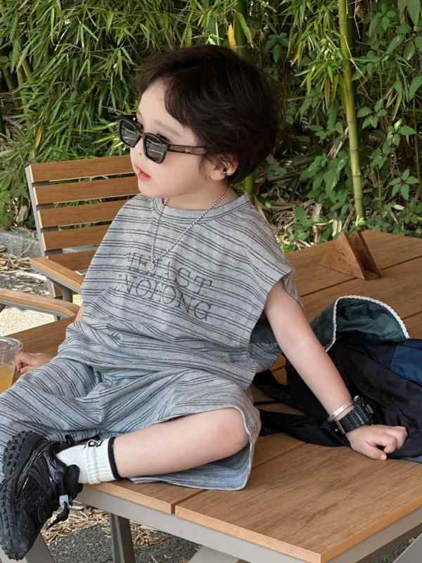 Rakuten - キッズ 男の子 夏用 綿混紡 柔らかい ストリートファッション ストリートスタイル セットアップ 短袖 Tシャツ 丸首 ルーズフィット ビッグシルエット 条紋 プリント グラフィック 柄 5分丈パンツ 中長 スポーツ アクティブ セット 2点組 かわいい
