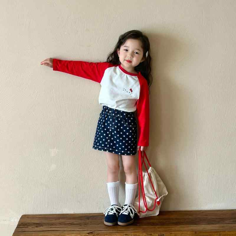 女児 Tシャツ 女の子 トップス 長袖 丸首 猫柄 プリント 切り替え 肩袖 コットン 綿素材 柔らかい 吸湿速乾 秋 秋冬 韓風 カジュアル かわいい 子供服 3～8歳 中小童 トレンド ストリートスタイル 日常使い 通学 遊び着 伸縮性 快適 ポップ