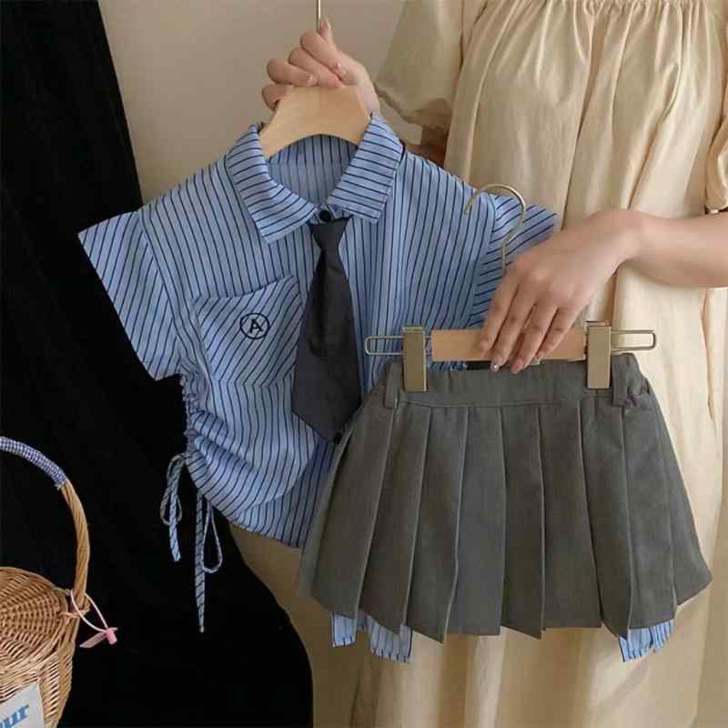 女児 春夏 キッズ ガールズ 子供服 セット トップス 短袖 シャツ 綿 柔軟 薄手 ストライプ 柄 プリーツ スカート レイヤード ブルー グレー 学院風 かわいい 夏服 幼児 中小 3〜8歳 通学 遊び着 軽量 吸湿速乾 機能 日常使い 女の子 洋気
