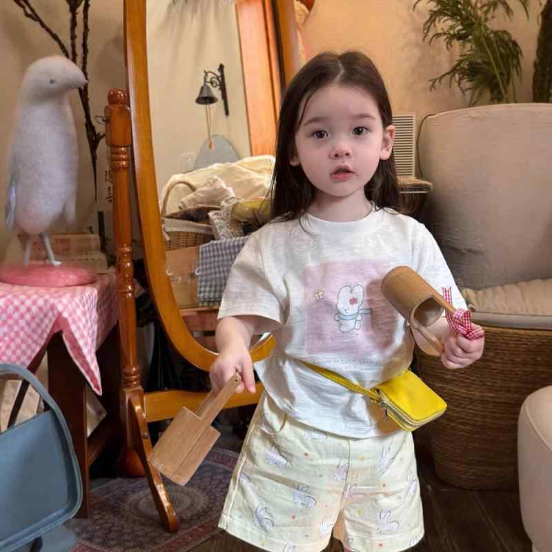 女児 キッズ ベビー 女の子 夏 春夏 短袖 Tシャツ トップス セット 上下 綿 コットン 柔軟 薄手 軽量 吸湿速乾 接触冷感 かわいい カード プリント 柄 ウサギ モチーフ 短パン ショーツ セットアップ 普段使い 遊び着 通園服 1〜3歳 80