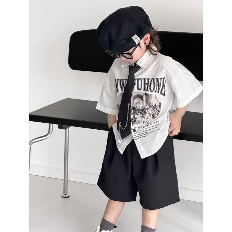 キッズ 男の子 シャツ セット 2025 夏 春夏 翻領 プリント 短袖 上衣 シャツ 男の子 洋気 リボン タイ スーツ ショートパンツ 綿 薄手 字母柄 学院風 夏用 通学 普段使い 軽量 吸湿速乾 かわいい セットアップ 3-8歳 100-140c