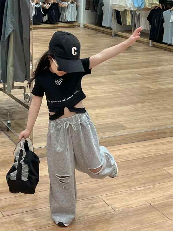 女児 トップス ショートスリーブ クロップドT 丸首 純色 綿混紡 柔らか素材 動きやすい 女児 ボトムス ストレートパンツ 破れデザイン 運動スタイル 夏用 黒 グレー かわいい アクティブ 日常着