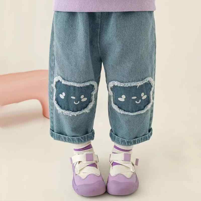 Occidental Goods - 女の子 牛仔パンツ 子供用 デニム 長ズボン 直筒 膝下 熊 刺繍 ブルー コットン 混紡 伸縮性 春秋 秋冬 通学 普段使い カジュアル 快適 軽量 成長対応 3-8歳