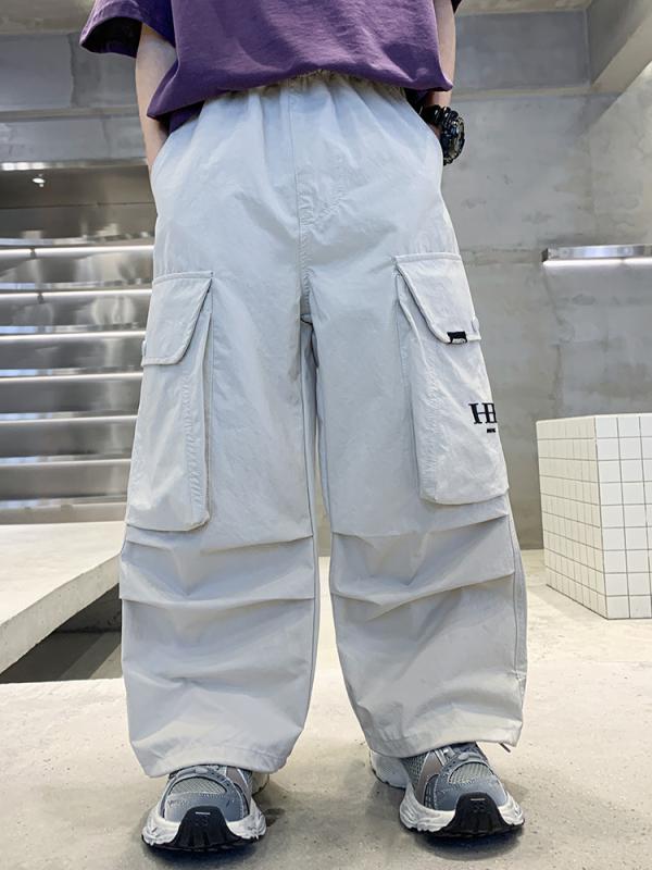 Rakuten - 男児用 夏用 工装パンツ キッズ 男の子 直筒 長ズボン 涼しい 柔らかい 合成繊維 ポリエステル 100% 中腰 ゴム腰 皮帯 黒 杏色 韓流風 潮 字母柄 120cm 130cm 140cm 150cm 160cm 170cm 適合