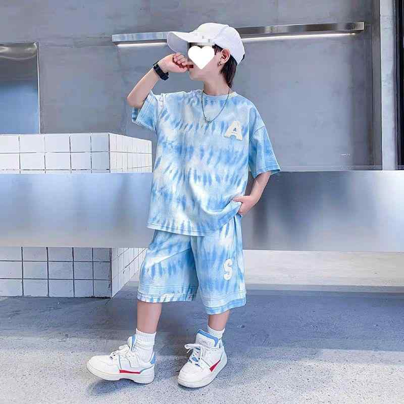 ・カテゴリ: 童セット・スタイル: 韓国風・セット内容: 2点セット・対象年齢: 中大児(8歳以上、140cm以上)・袖丈: 短袖・フード: なし・パンツ丈: 5分丈/ミドル丈・生地加工: 柔軟処理・厚み: 薄手・柄: その他・要素: スポーツ、セット、カートゥーン、ストリート・主素材: 綿混紡・主素材成分: 綿・主素材成分含有率: 綿30%・安全基準: B類・着用方法: プルオーバー・カラー展開: ブルー・身長対応: 120cm,130cm,140cm,150cm,160cm,170cm