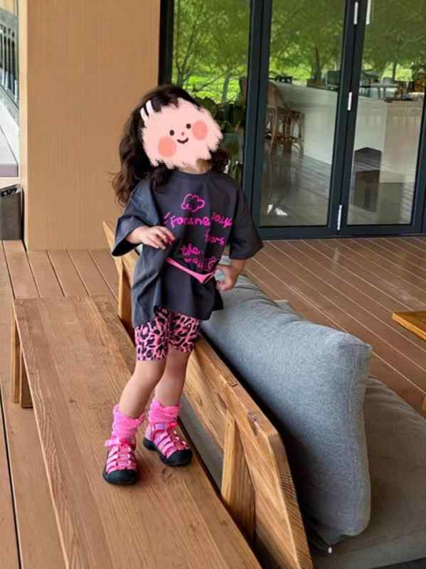 ・カテゴリ: 童セット・スタイル: 韓国風・主な素材: 綿98%・袖丈: 短袖・厚み: 薄手・柄: 条紋、卡通、豹紋・要素: セットアップ、条紋、字母、可愛い、ストリート・パンツ丈: ショートパンツ・セット内容: 2点セット・トップスデザイン: プルオーバー・カラー展開: グレー、ピンク・サイズ展開: 80、90、100、110、120、130、140