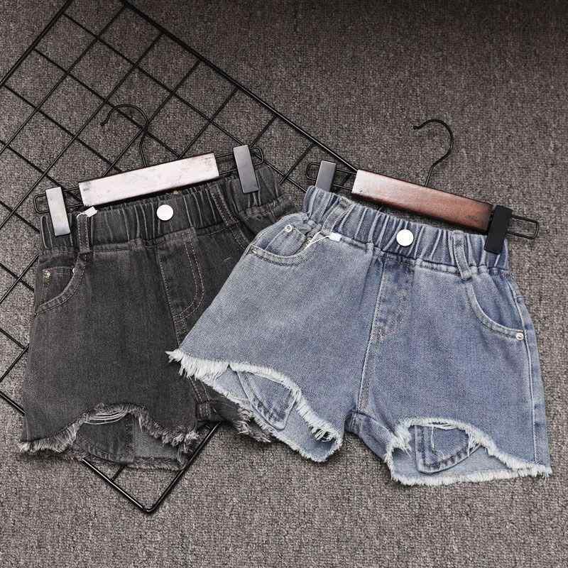 女の子 ショートパンツ キッズ 牛仔 綿 素材 夏 春夏 破れ デザイン 毛縁 加工 黒 色 紺 色 外履き スタイル 洋気 韓風 かわいい 普段使い 軽量 伸縮性 吸湿速乾 機能 基本 款 基本款 レジャー 遊び着 通学 対応 身長 80cm から 1