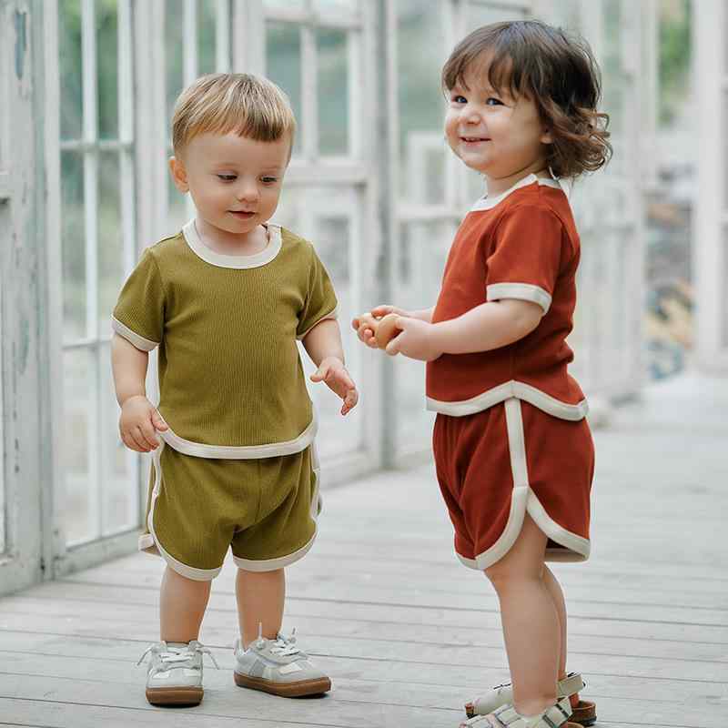 キッズ ベビー 男女兼用 夏 子供服 セット 短袖 トップス パンツ 2点組 北欧風 赤 緑 綿 薄手 軽量 吸湿速乾 通気性 普段使い 1～6歳 80～120cm 赤緑カラー 涼しい素材 親子お揃い シンプルデザイン