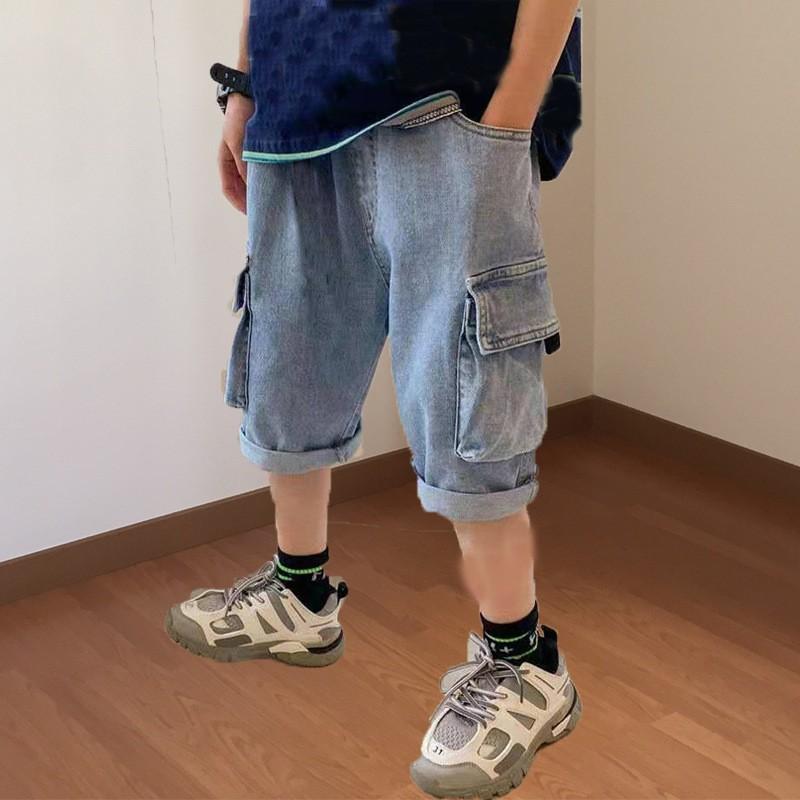 男の子 牛仔パンツ 夏用 七分丈 キッズ デニム ショートパンツ 綿素材 柔軟加工 中腰 デザイン ビッグポケット 軽量 薄手 通気性 伸縮性 普段使い 遊び着 韓国風 スタイル 純色 ブルー系 ライトブルー ミッドブルー 8歳以上 140cm以上 対応