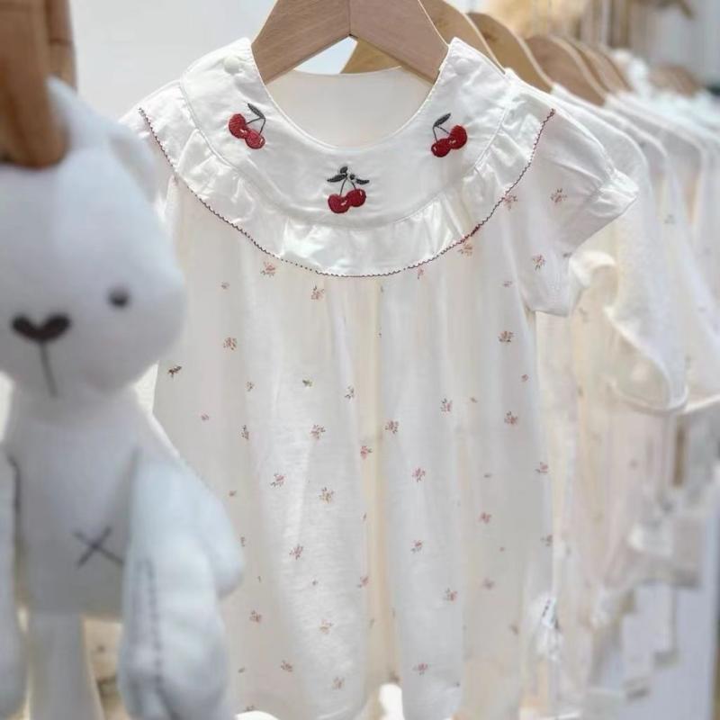 ベビー 女の子 短袖 ワンピース 夏 綿 素材 柔らか かわいい 花柄 レース 切り替え Aライン スカート 甘め デザイン 爽やか スタイル 通気性 吸湿 速乾 機能 ピンク 系 カラー 桜柄 プリント 1-3歳 対応 日常使い 部屋着 外出