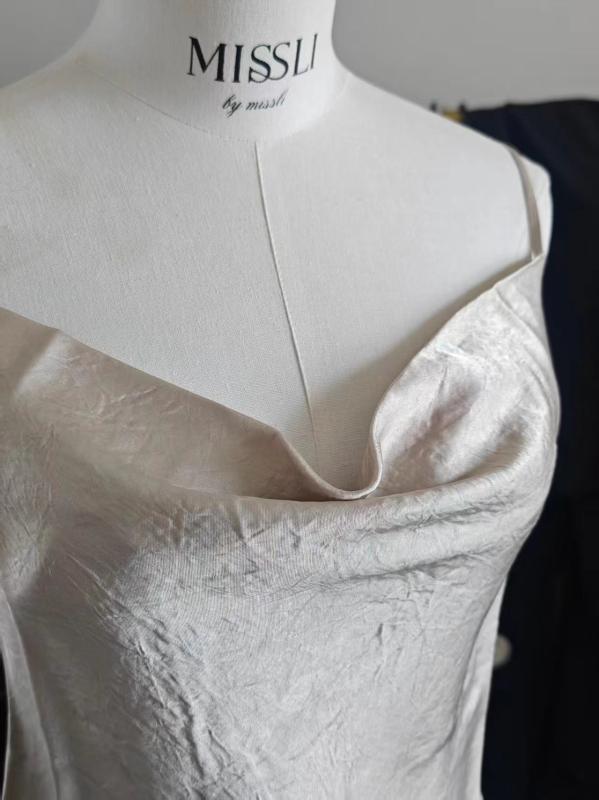 キャミソール レディース 春夏 セクシー トップス 切り替え グラデーション 柄 醋酸 素材 接触冷感 軽量 伸縮性 中弾力 ブラック 香槟 ゴールド 香水 色 Vネック 肩紐 不可拆卸 修身 短丈 シルエット 私服 名媛 スタイル 気質 女性用 普段使