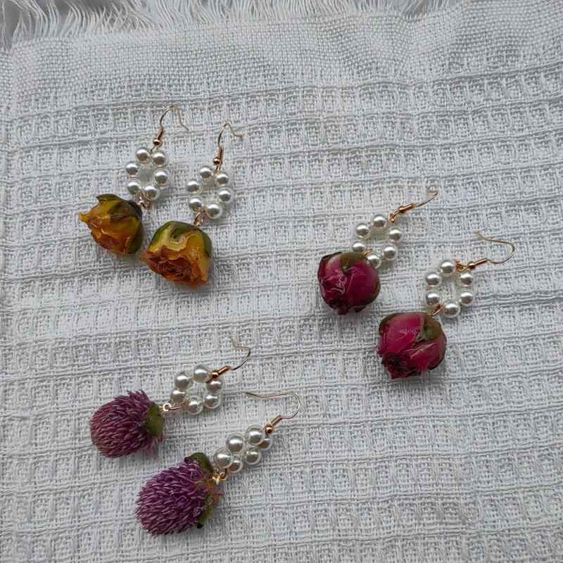 Tourmaline - イヤリング 女性用 バラ花 ヴィンテージ 偽物真珠 ドライフラワー 天然花 ハンドメイド 気質 個性 細身 揺れる 夏 田園風 清新 甘美 花卉 植物モチーフ 軽量 華やか ピンク系 アイボリー ブラック 普段使い デート アクセサリー